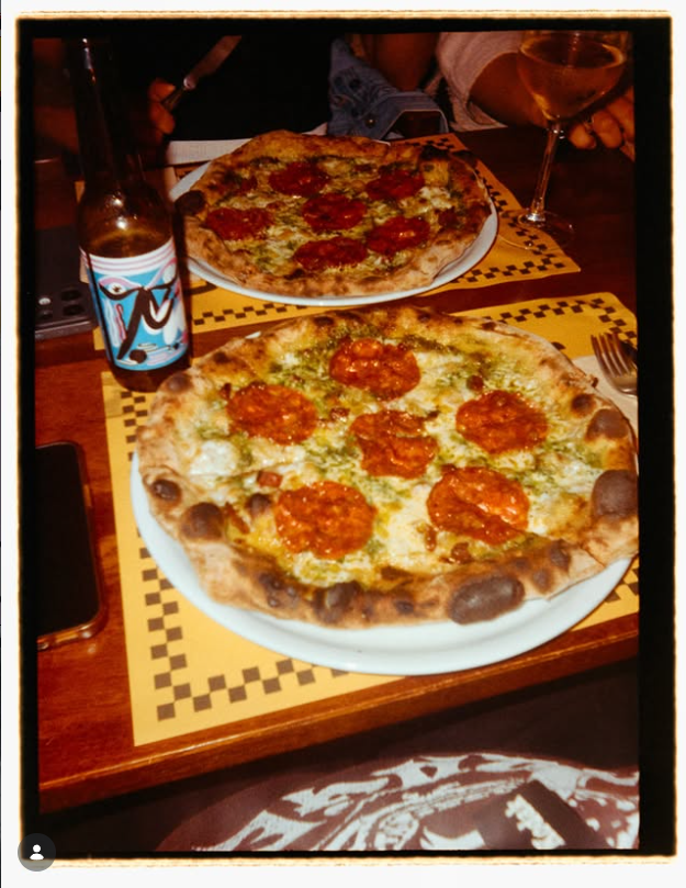 Duas pizzas pepperoni do Razzle Dazzle servidas à mesa
